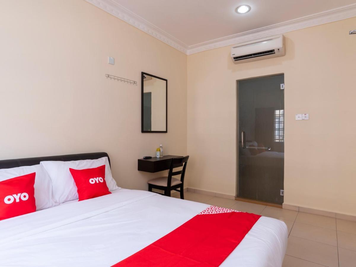 Oyo 89536 Hazris Hotel Бату Пахат Екстериор снимка