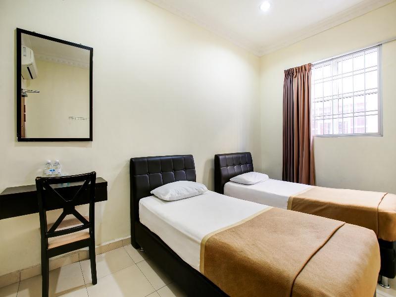 Oyo 89536 Hazris Hotel Бату Пахат Екстериор снимка